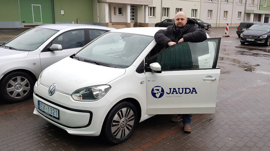 Elektromobiļu pieredze: VW e-Up! 2 Jānis Valmiers ar darba VW eUp!