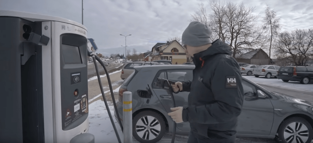 Kursors.lv lādē VW e-Golf. Ekrānuzņēmums no YouTube