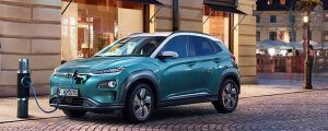 Hyundai Kona Electric pie uzlādes stacijas uz ielas