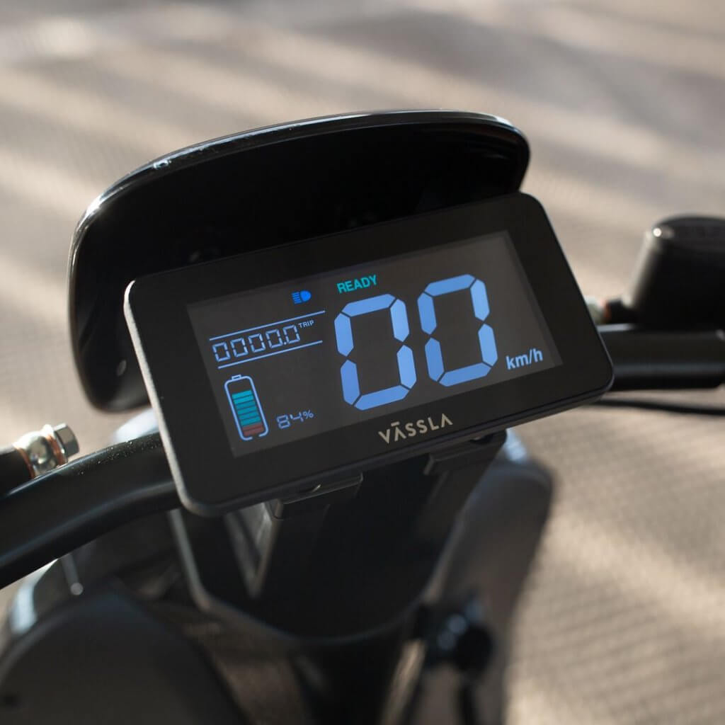 Uzlādēts brauc ar Vässla 2 elektrisko mopēdu 3 Vässla 2