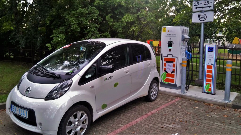 Pilsētas atvadās no automašīnām 4 Elektrum uzlādes stacijas Uzvaras bulvārī