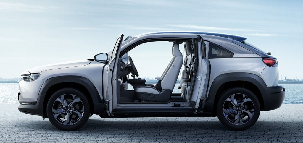 Kādus elektroauto sagaidīt 2020. gadā? 13 Mazda MX-30 sānskats ar durvīm vaļā