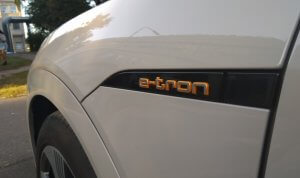 Audi e-tron 55 uzraksts