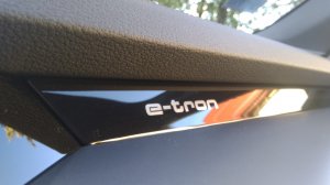 Audi e-tron 55 uzraksts