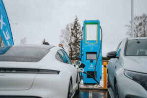 Porsche Taycan un Mercedes-Benz EQC Eleport & Alexela 160 kW uzlādes stacijas atklāšanā