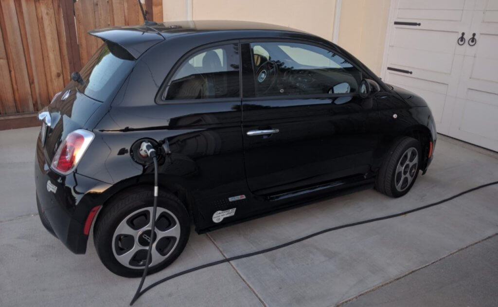 Timrots un "Zebra" atkal testē elektroauto. Atkal sākas brīnumi 2 Fiat 500e uzlāde