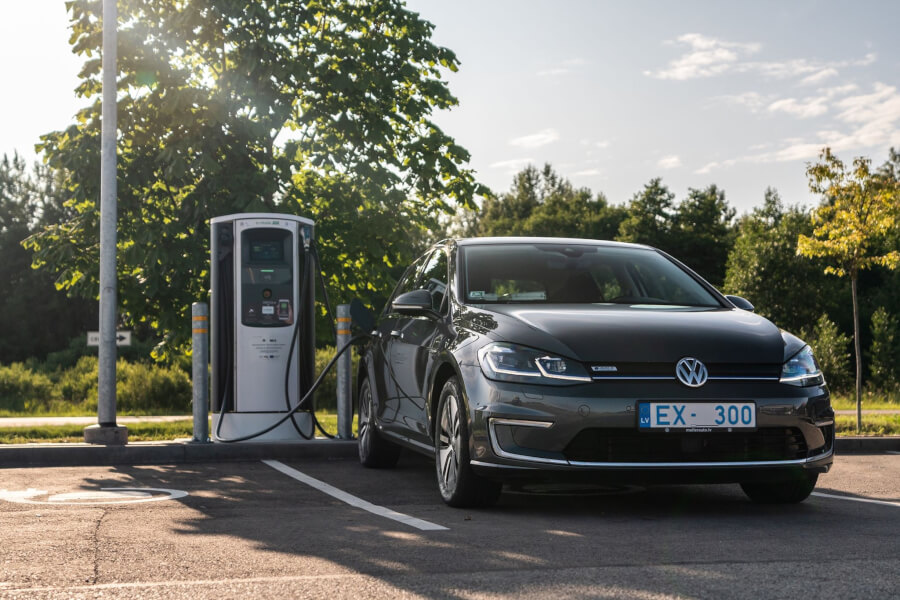 Volkswagen e-Golf pie e-mobi ātrās uzlādes stacijas