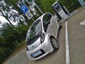 Citroen C-Zero pie uzlādes stacijas