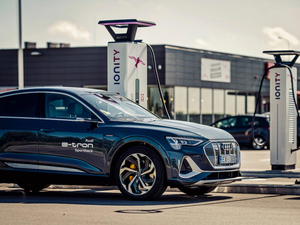 Audi e-tron Sportback pie Ionity uzlādes stacijas Lietuvā
