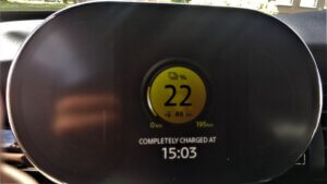 MINI Cooper SE uzlādes ekrāns