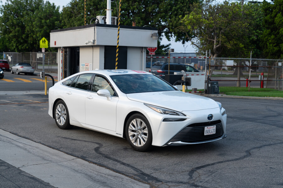 Driving very carefully, the Toyota Mirai sets a Guinness World Record