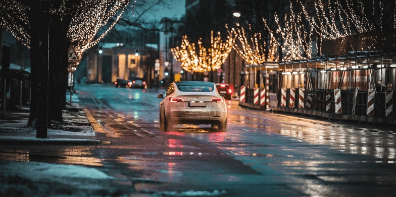 Tesla Model 3 pilsētā ziemā