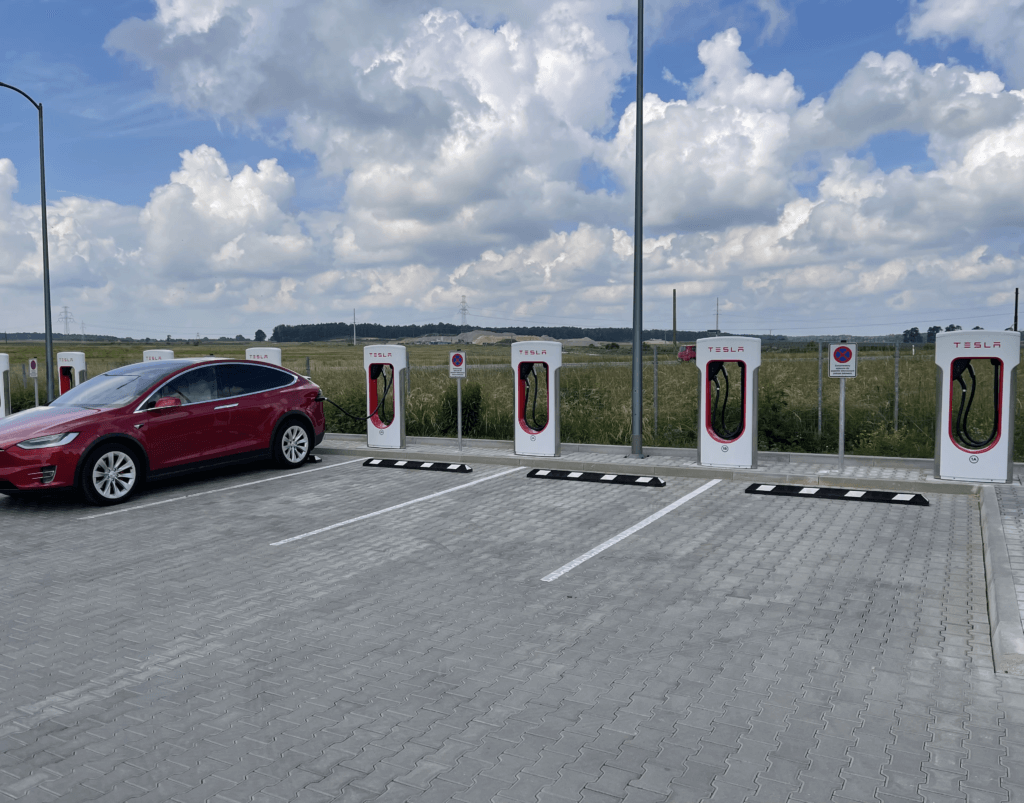 Mārtiņa Tesla Model X Supercharger lokācijā