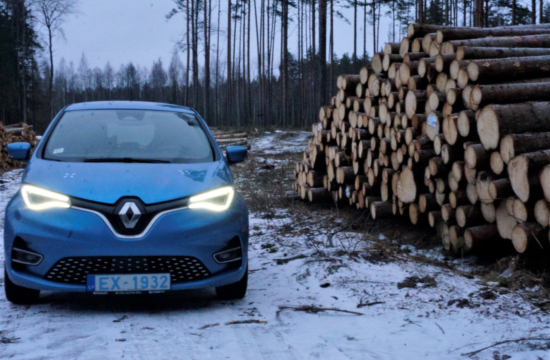 Renault Zoe Fiqsy ziemā un mežā