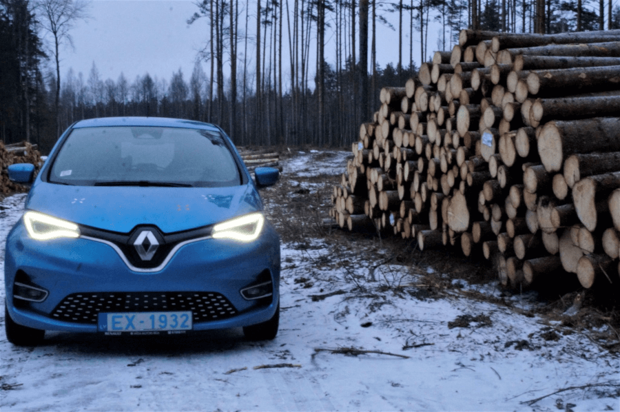 Renault Zoe Fiqsy ziemā un mežā