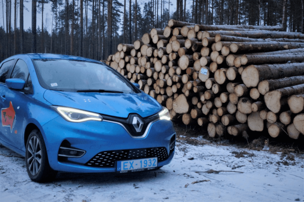 Fiqsy Renault Zoe mežā ziemā