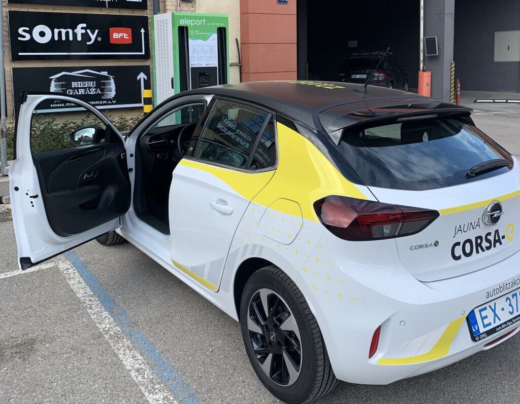 Opel Corsa-E pie Eleport uzlādes stacijas
