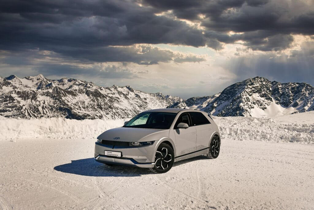 Hyundai Ioniq 5 sniegotā laukumā kalnos