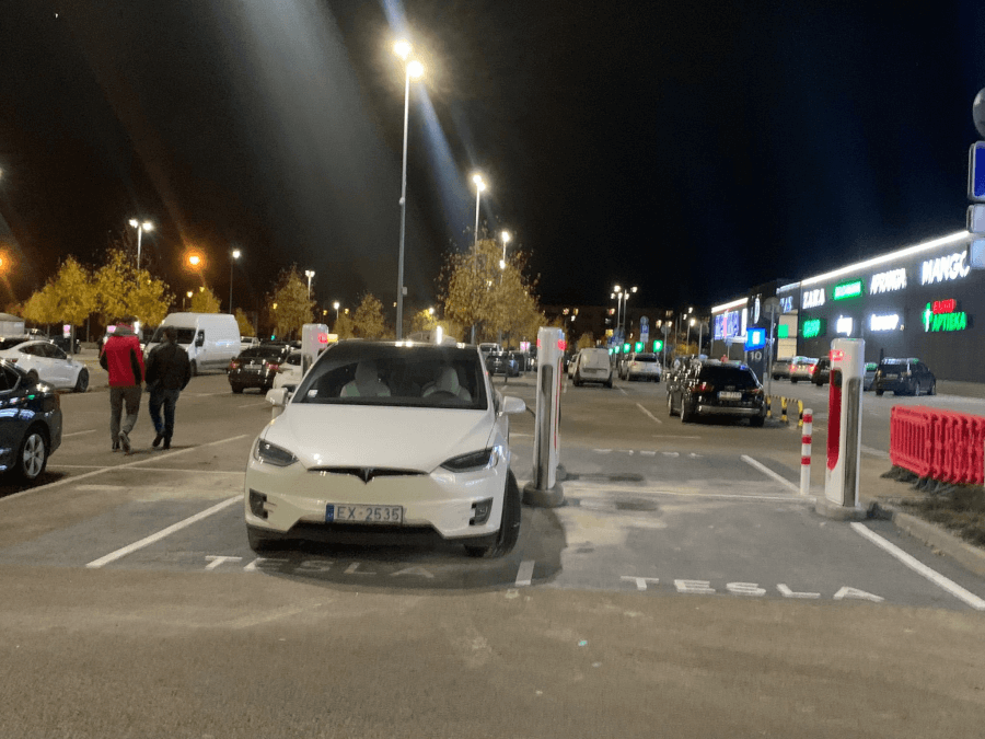 Tesla Supercharger uzlādes stacija pie t/c Akropole Rīga