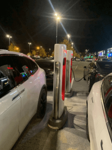 Tesla Supercharger uzlādes stacija pie t/c Akropole Rīga