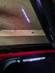 Audi e-tron GT projekcija no durvīm