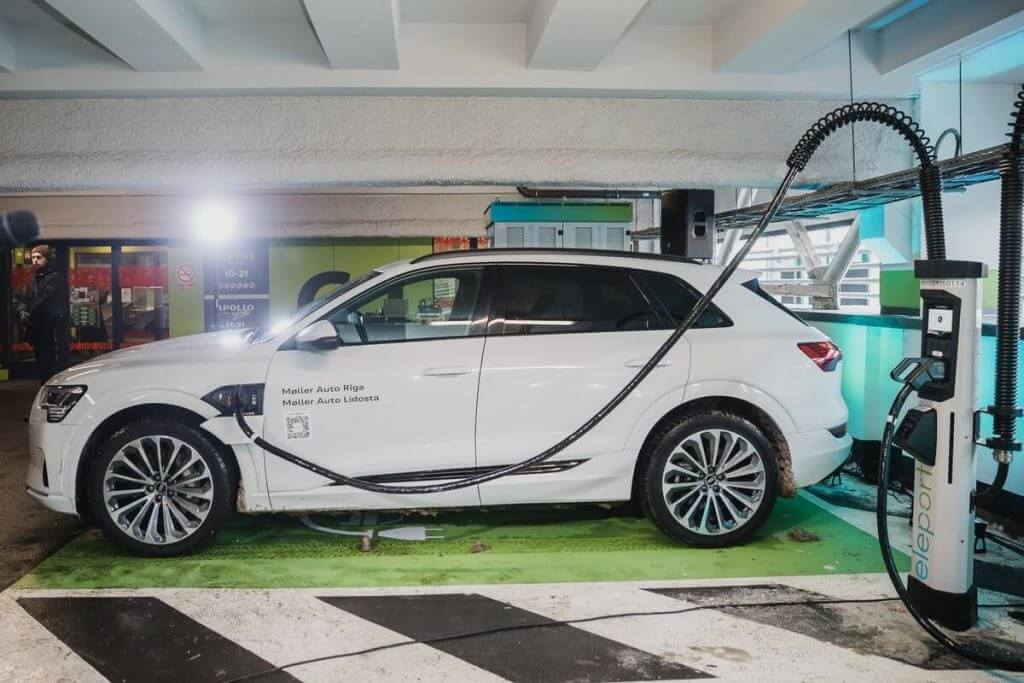 Audi e-tron pie Eleport Kempower uzlādes stacijas Domina iepirkšanās centrā