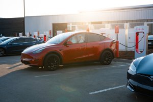 Tesla Model Y pie Supercharger
