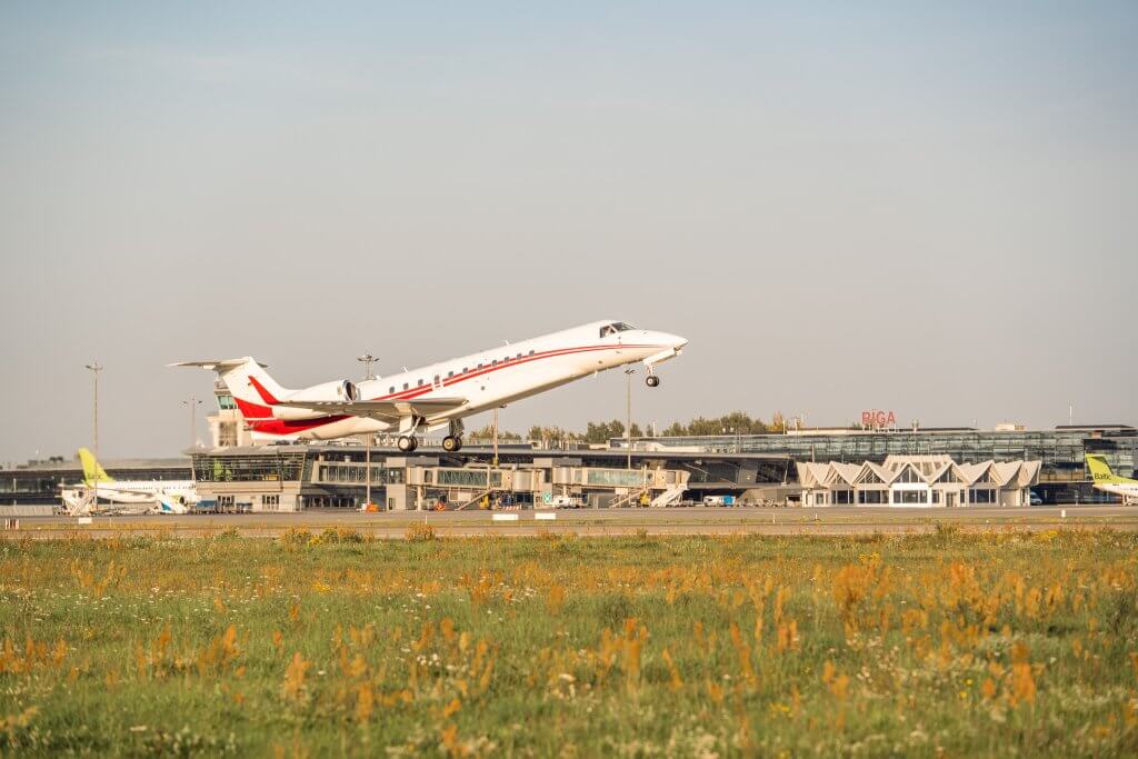 Lidmašīna paceļas no lidoasta "Rīga" skrejceļa (publicitātes attēls)