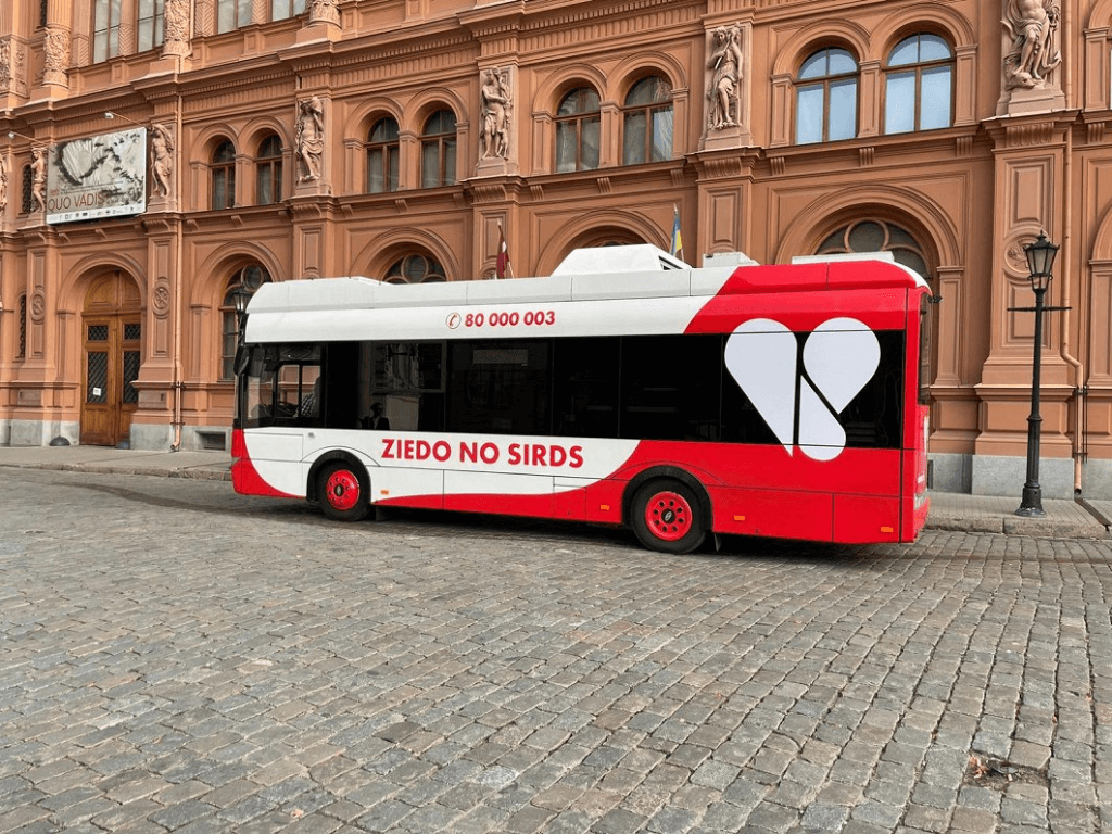 Valsts asinsdonoru centra jaunais elektroautobuss. Foto: Ilze Skudra
