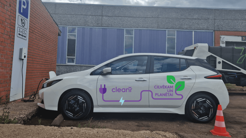 "CleanR Grupa" Nissan Leaf elektroauto pie uzlādes stacijas