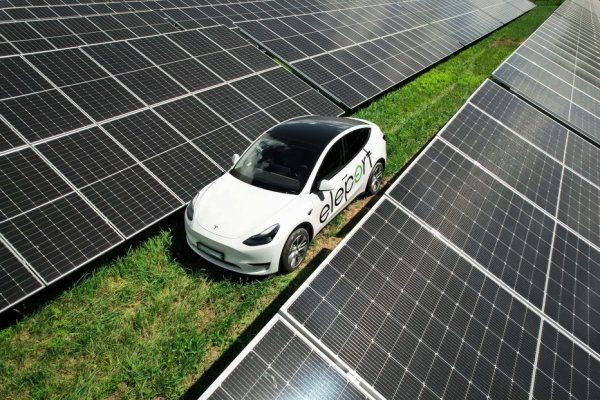Elektroauto uzlāde ar 100% lokāli ražotu zaļo enerģiju