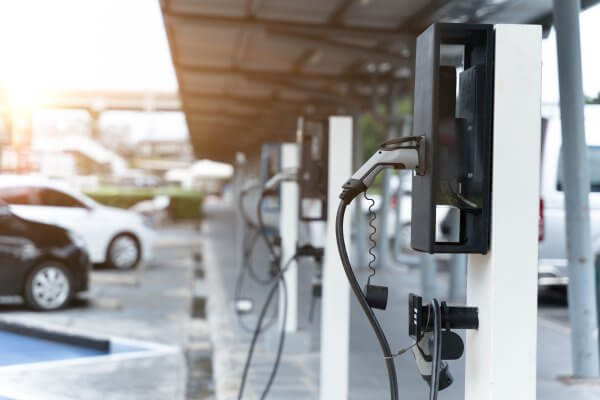 Elektroauto uzlādes stacija (Shutterstock foto)