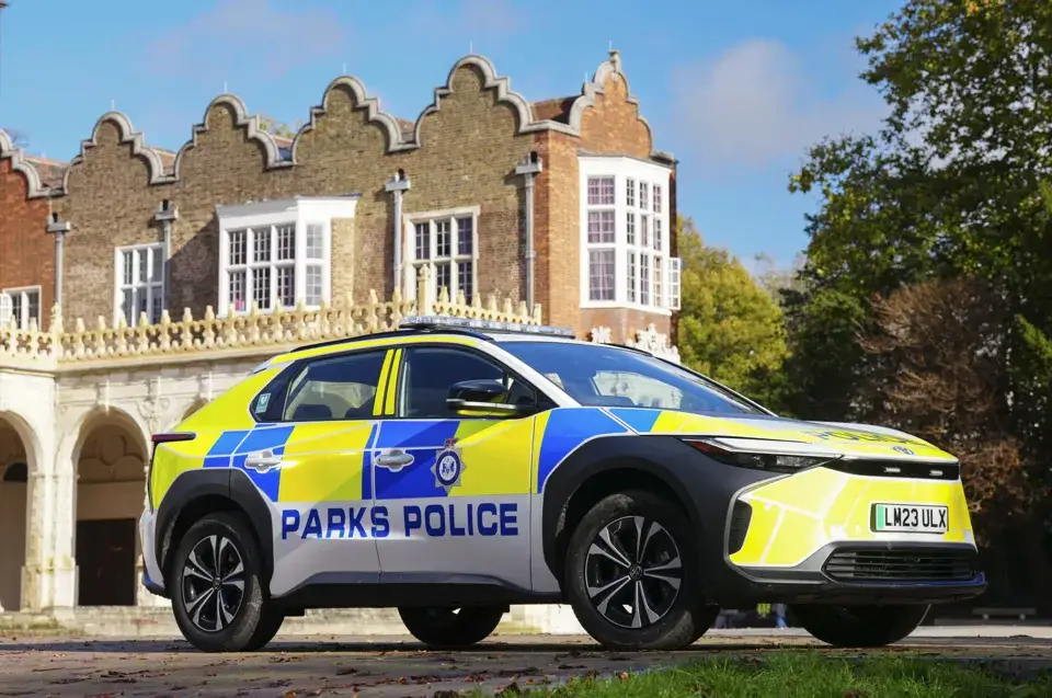 Toyota Bz4x Kā Londonas Parku Policijas Transportlīdzeklis