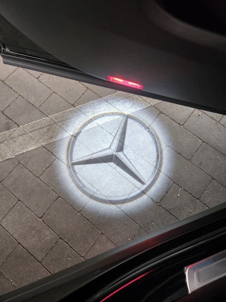 Mercedes-Benz EQB projekcija zem durvīm