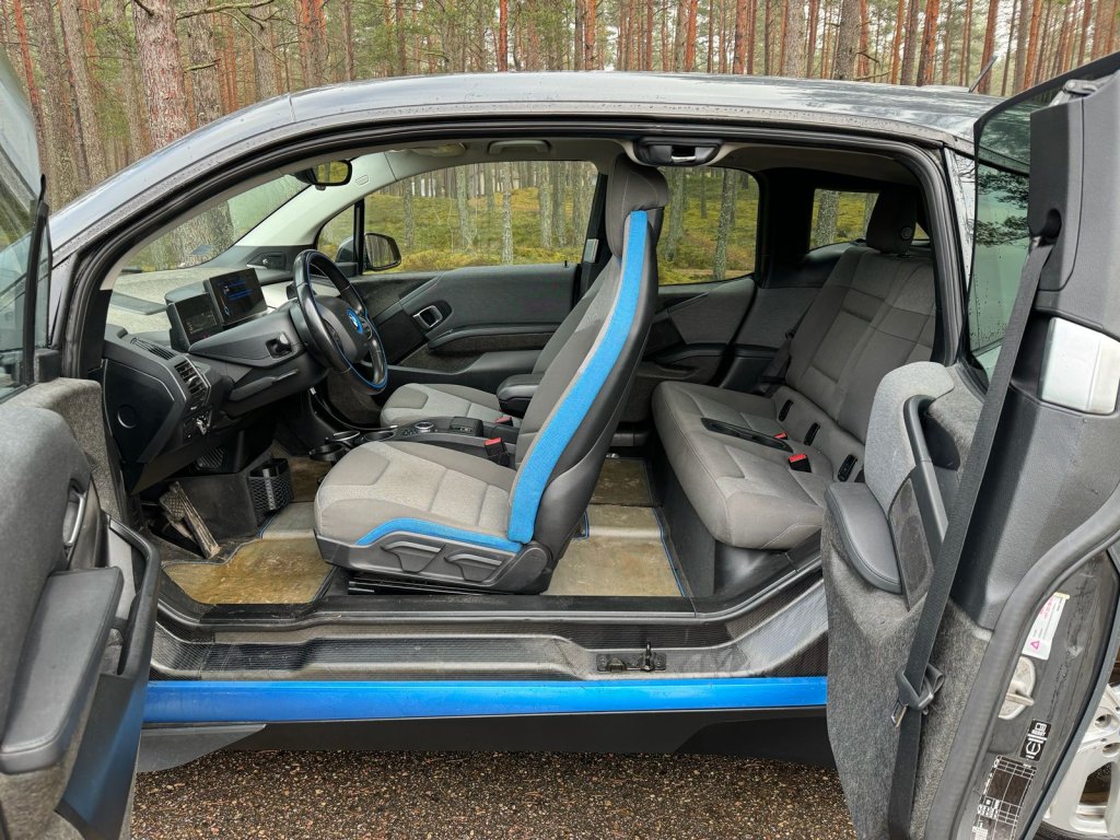 BMW i3 ar atvērtām durvīm