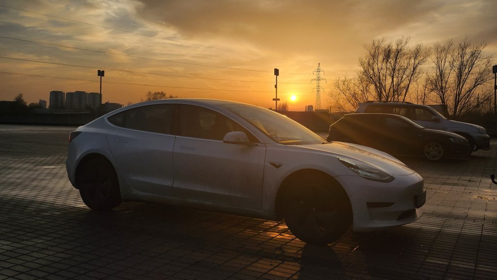 Tesla Model 3 Saulrietā