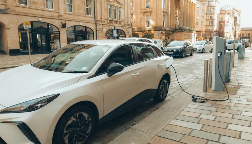 Elektroauto uzlāde ielas malā
