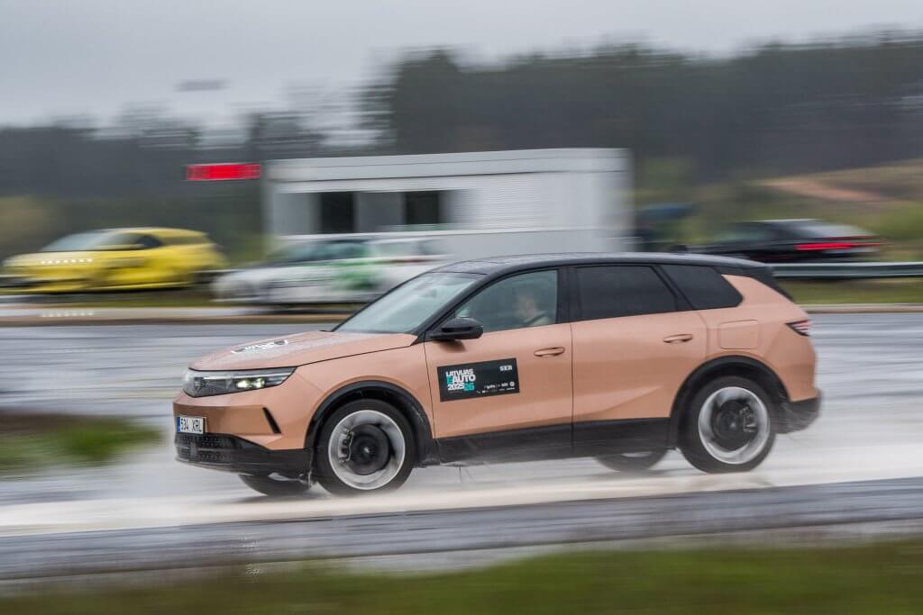 Opel Grandland Latvijas e-auto 2025/26 testos