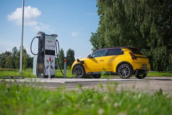 Renault 5 at a charger