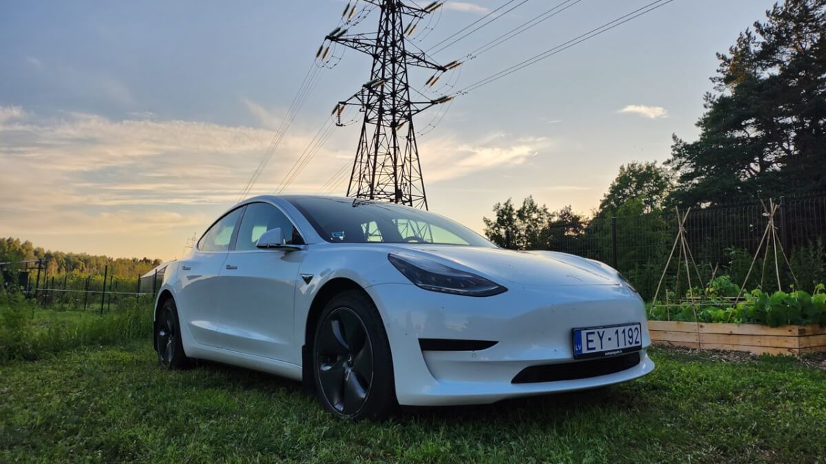 Latvijas elektroauto tirgus uz rekorda viļņa: 2025. gada pirmā puse rāda eksponenciālu izaugsmi