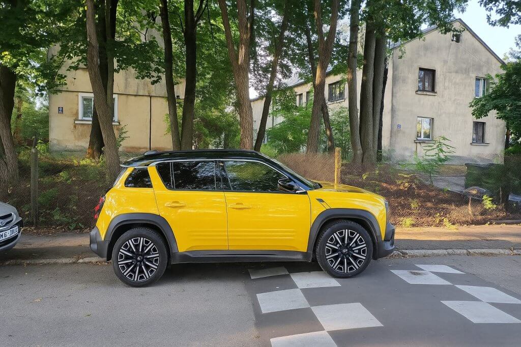 Renault 4 E-Tech yellow