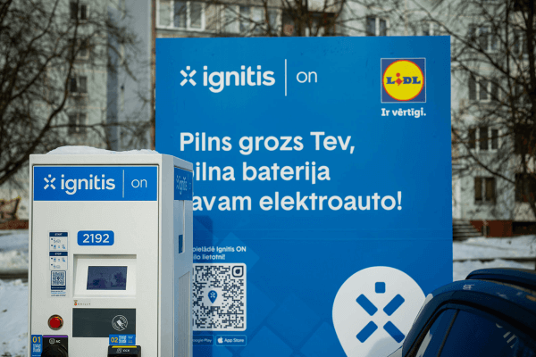 Ignitis On elektroauto uzlades stacija pie Lidl