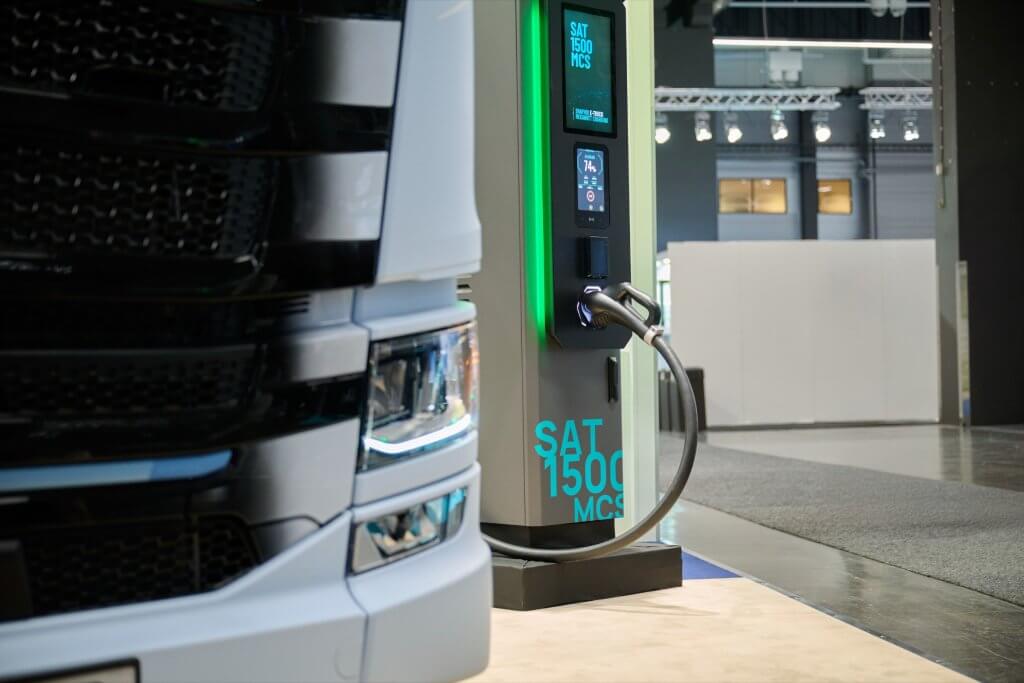 Elektriska kravas automašīna un MCS uzlādes stacija demonstrācijas zonā (Scania foto)