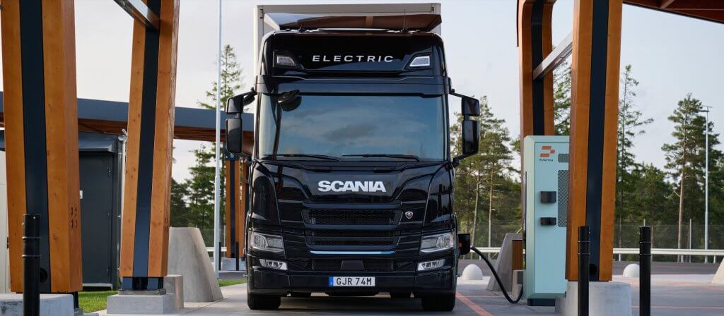 Elektrisks Scania kravas auto uzlādes procesā (Scania foto)4