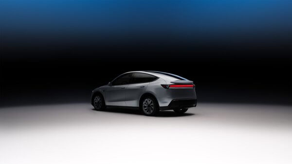 Tesla Model Y ar Igaunijas karoga akcenta krāsām fonā